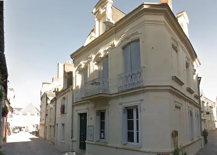 Au Pied Du Chateau