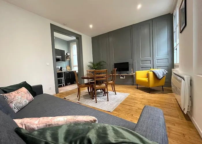 Au Pied Du Chateau